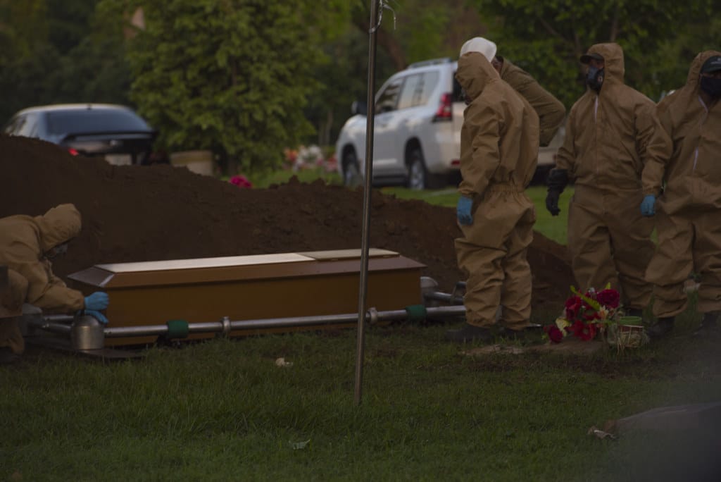 Covid-19 deja un “hangar” de muertos