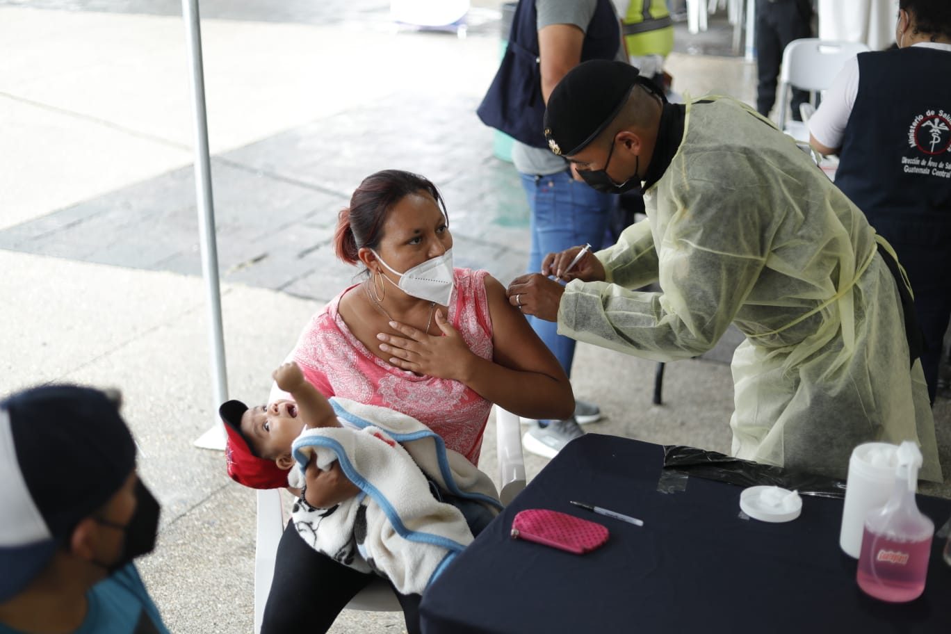El Salvador vacuna al 41% de su población con régimen completo, mientras que Guatemala aún opta por el 7,55% – Prensa Libre