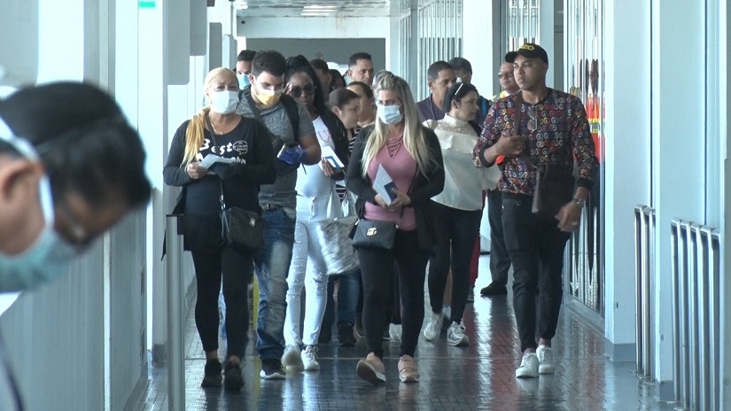 El régimen “alista” a nacionales y decide quién entra o sale de Nicaragua