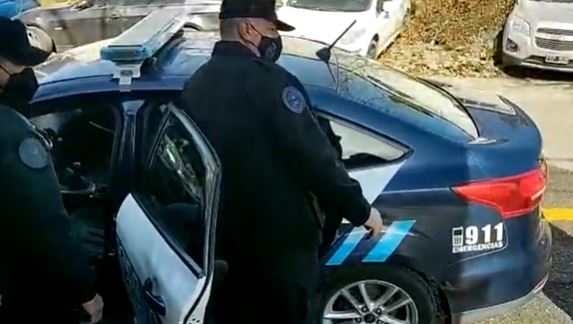 Ex policía acusado de violar a hijastra desde hace ocho años se rinde a las autoridades y estos son los detalles – Prensa Libre