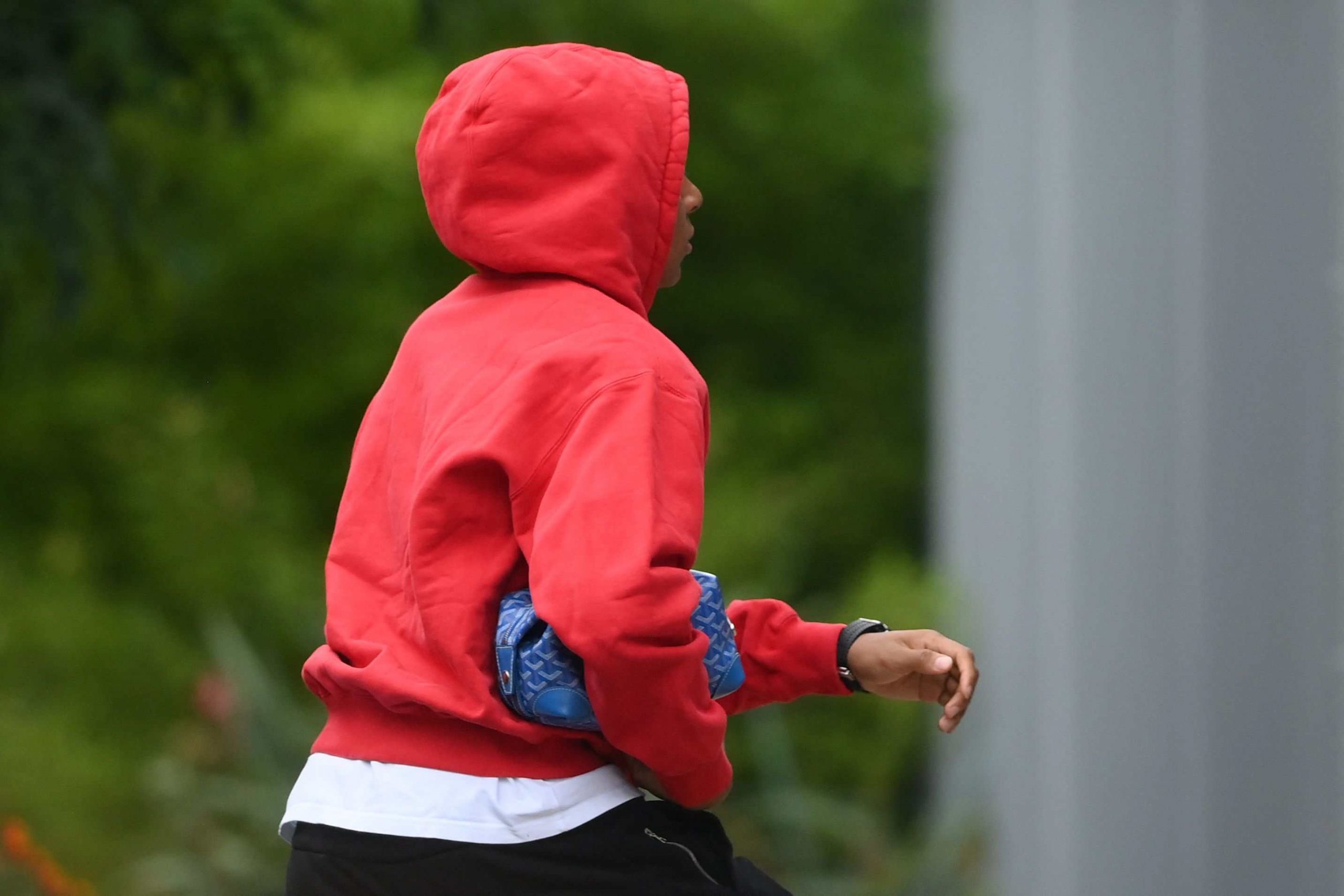 Mbappé causa intriga en España al salir de los entrenamientos con el PSG cargando una bolsa con sus cosas – Prensa Libre