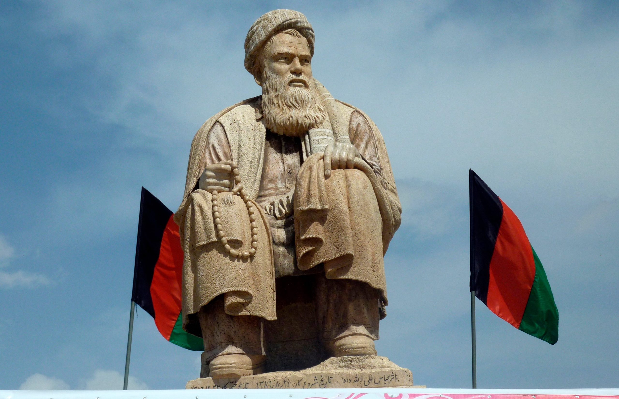 Talibanes destruyen y decapitan estatua de ex enemigo que asesinaron en la década de 1990 – Prensa Libre