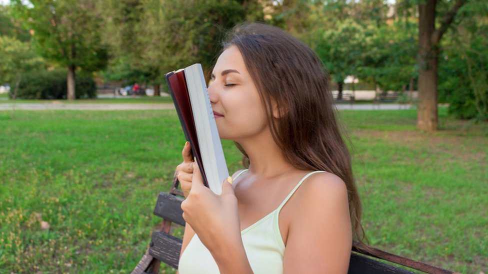 ¿Por qué los libros huelen tan bien?  La ciencia tiene la respuesta – Prensa Libre