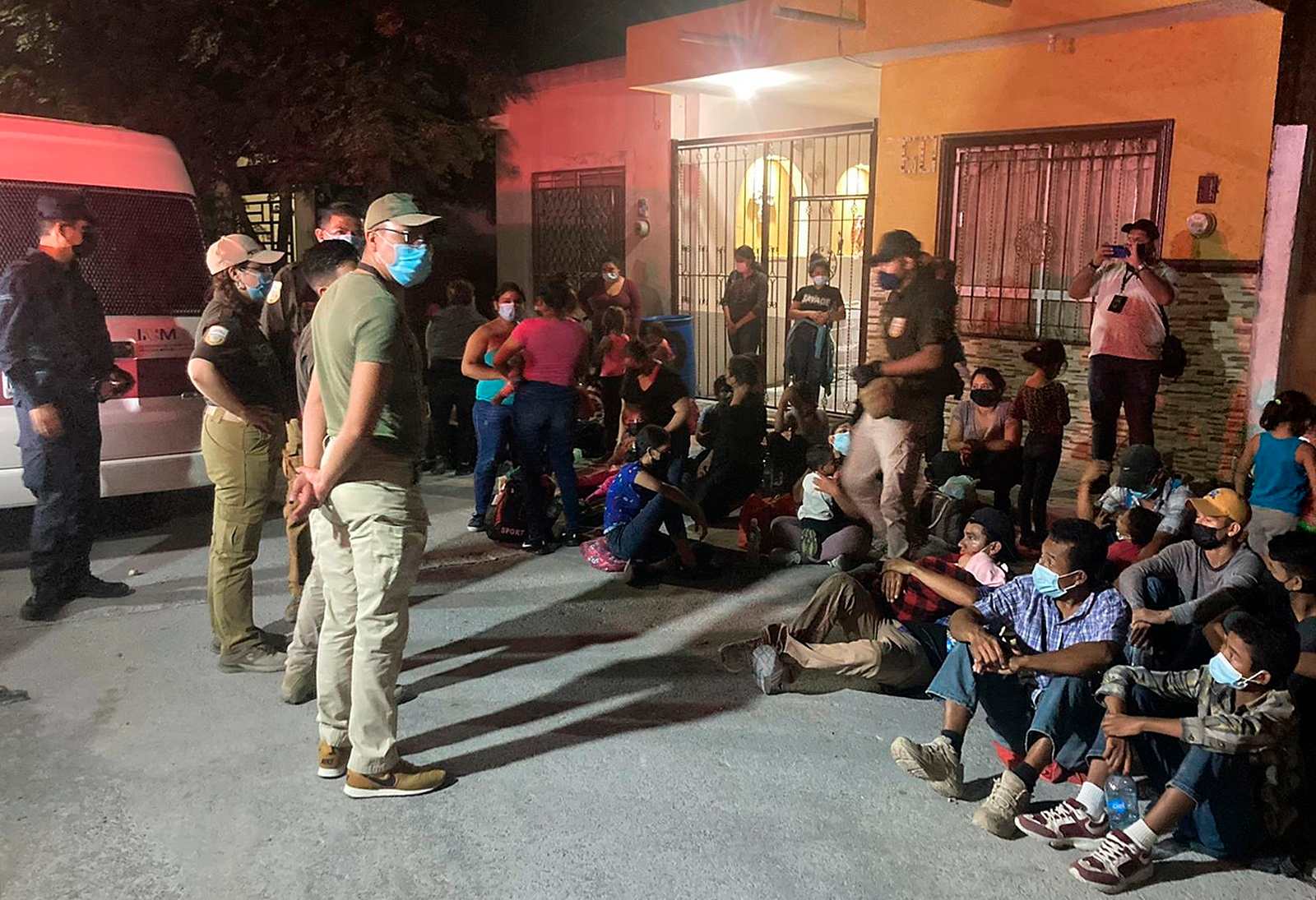 Agentes encuentran 648 migrantes en buses y domicilios en norte de México – Prensa Libre