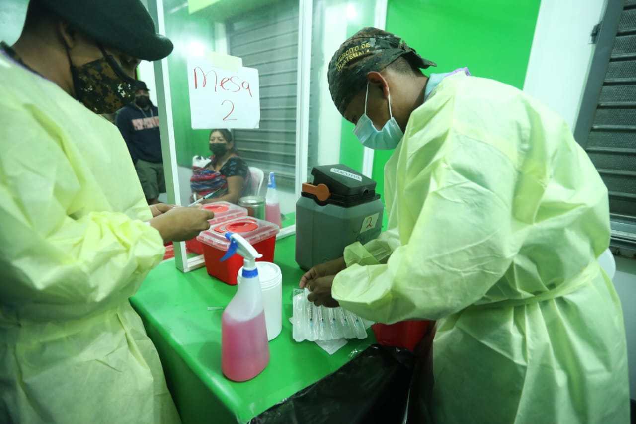 Así se desarrolla la primera jornada de los escuadrones de vacunación contra el coronavirus – Prensa Libre