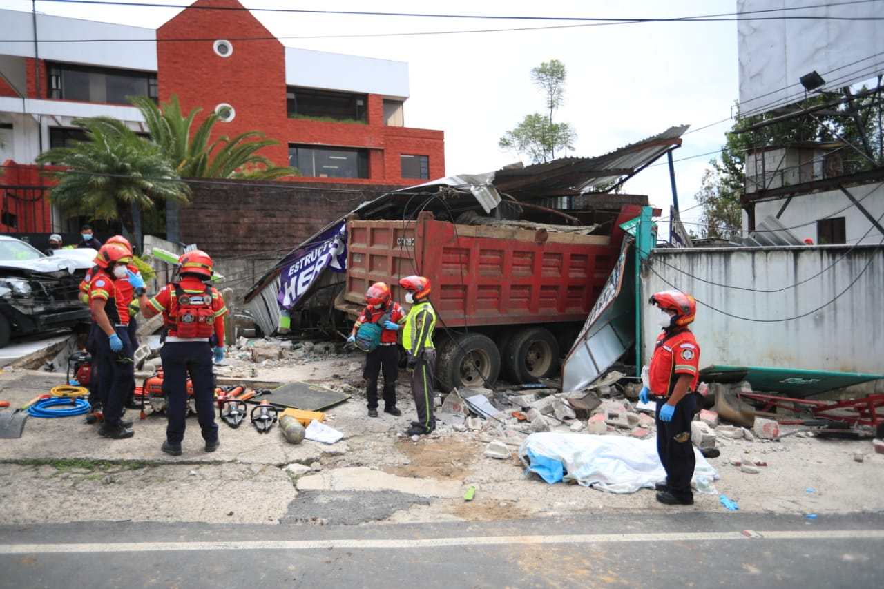 Camión descontrolado provoca grave accidente contra otros vehículos y mata a dos en calle 20 de la zona 10 de la capital