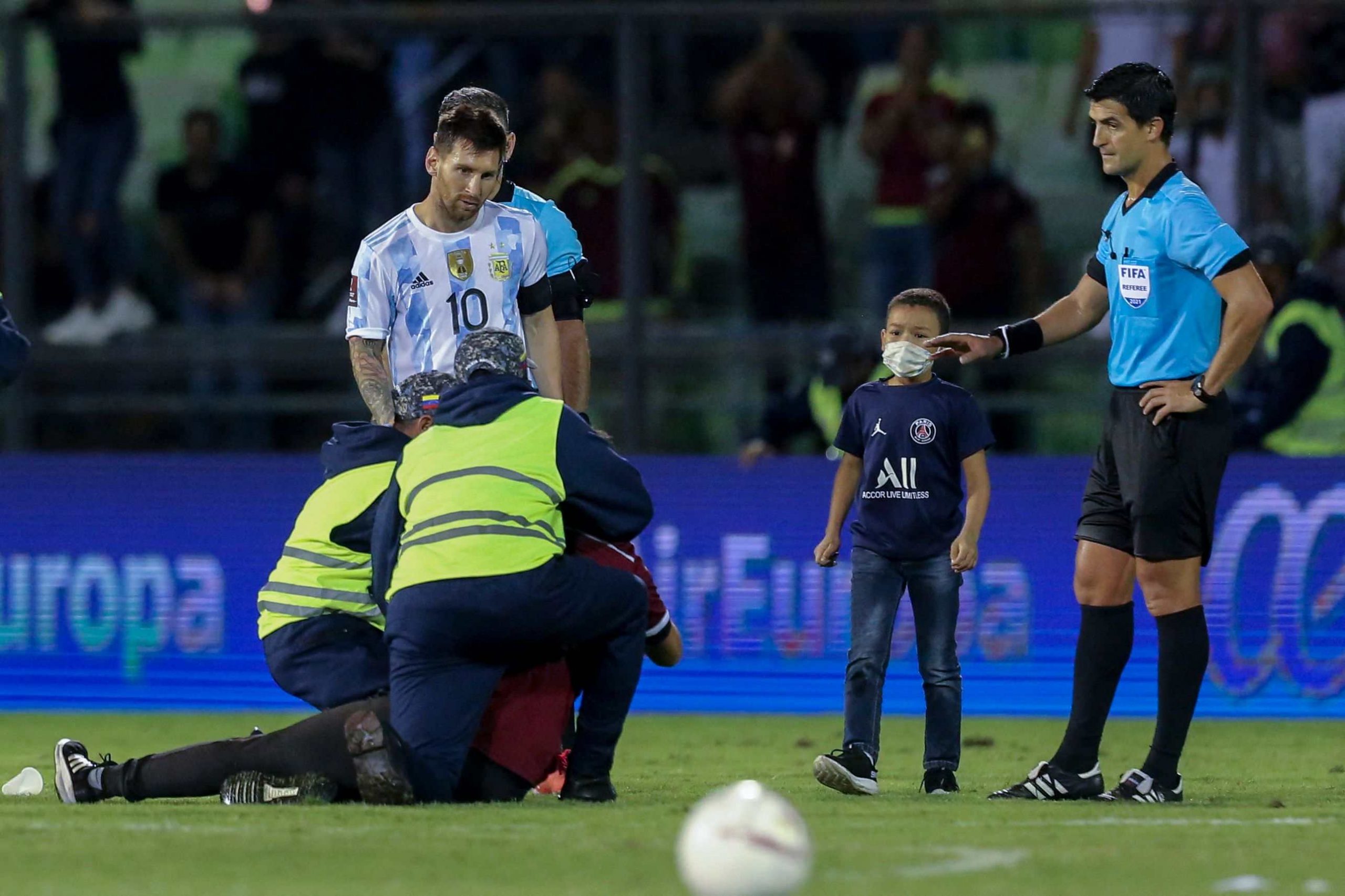 El conmovedor momento un niño venezolano, vestido con la camiseta del PSG, se ríe de la seguridad y logra besar a Leo Messi – Prensa Libre