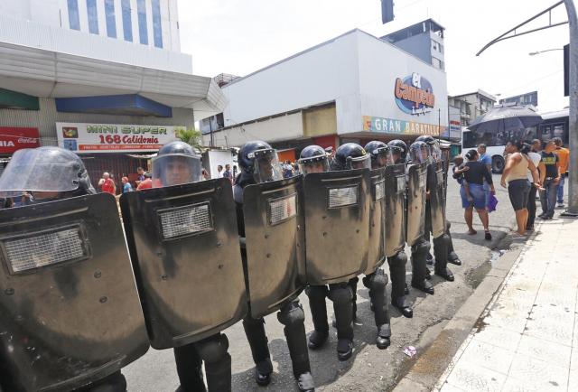 Empresas denuncian irregularidades en licitaciones de equipos antidisturbios
