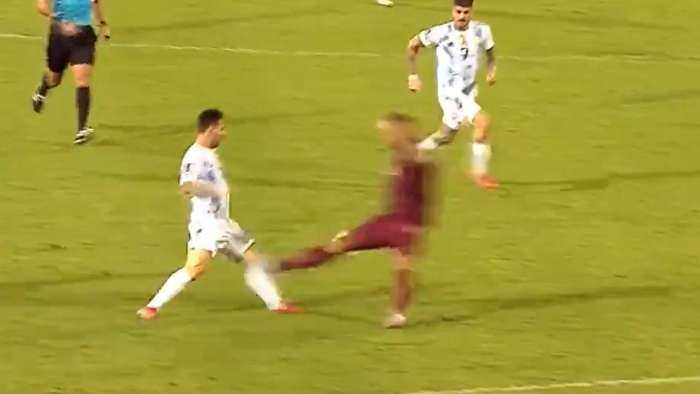 Fue la brutal falta de Leo Messi por Luis Martínez;  el árbitro le dio amarilla, pero luego de revisar el VAR le mostró rojo