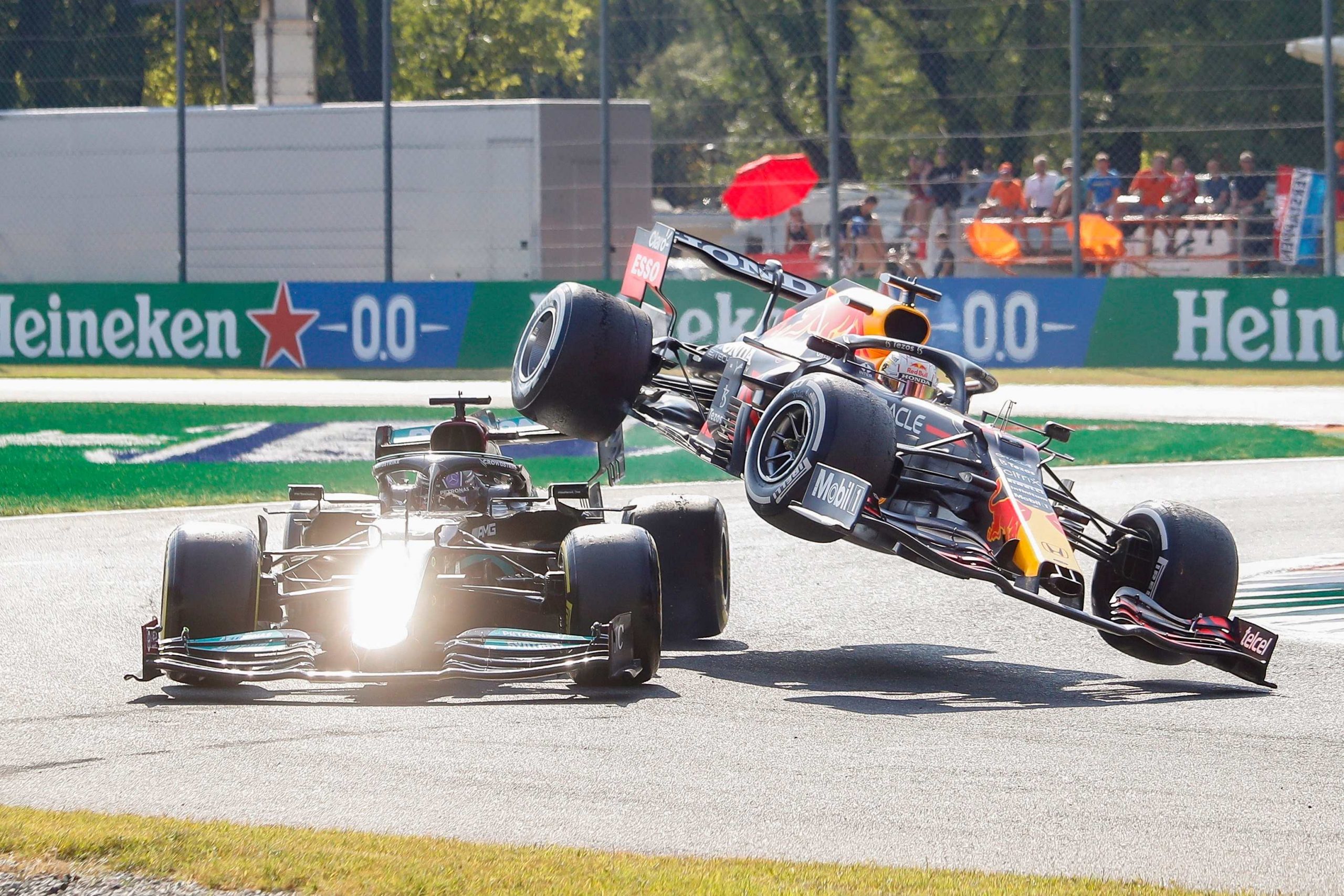 Increíble accidente entre Verstappen y Hamilton que les hizo perderse el GP de Italia – Prensa Libre