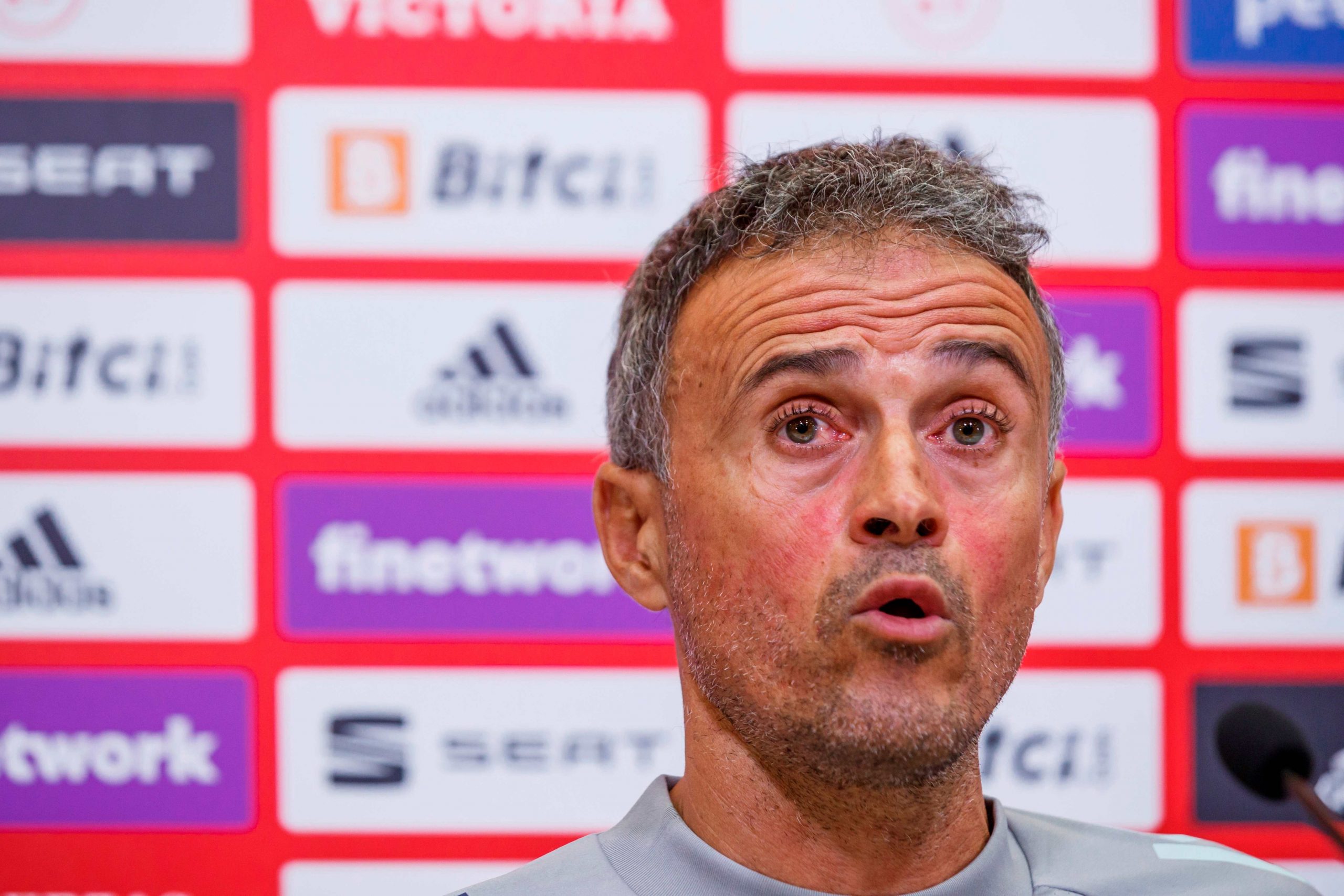 Luis Enrique no niega mostrar su dedo medio a un fan y denuncia “abuso verbal” – Prensa Libre