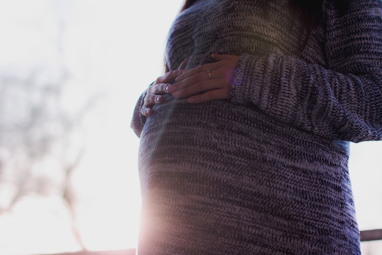 Mujeres embarazadas con mayor riesgo de complicaciones por la infección por covid-19