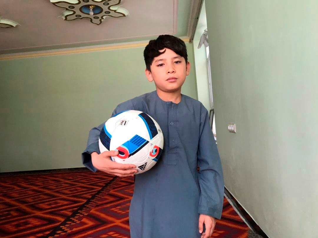 Niño afgano con camiseta de plástico de Leo Messi teme a los talibanes