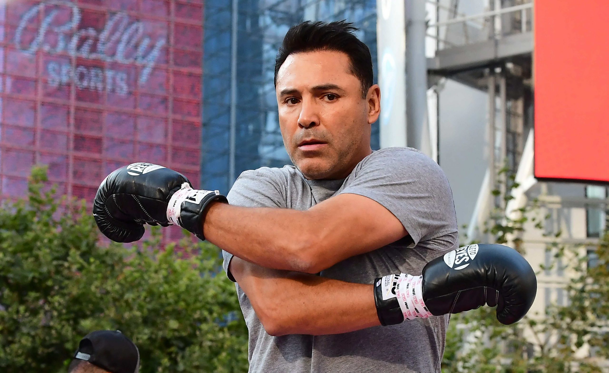 Oscar de la Hoya hospitalizado tras dar positivo por coronavirus, suspende pelea contra ex campeón de UFC – Prensa Libre