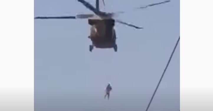 Que sabemos del video del Talibán “caminando sobre un cadáver” suspendido de un helicóptero estadounidense – Prensa Libre