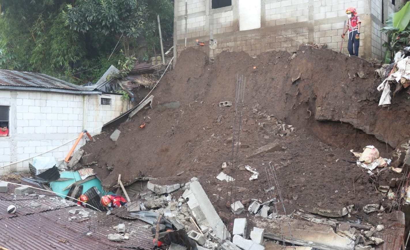 Rescatan a personas enterradas en un deslizamiento de tierra que afectó viviendas en Villa Nueva – Prensa Libre