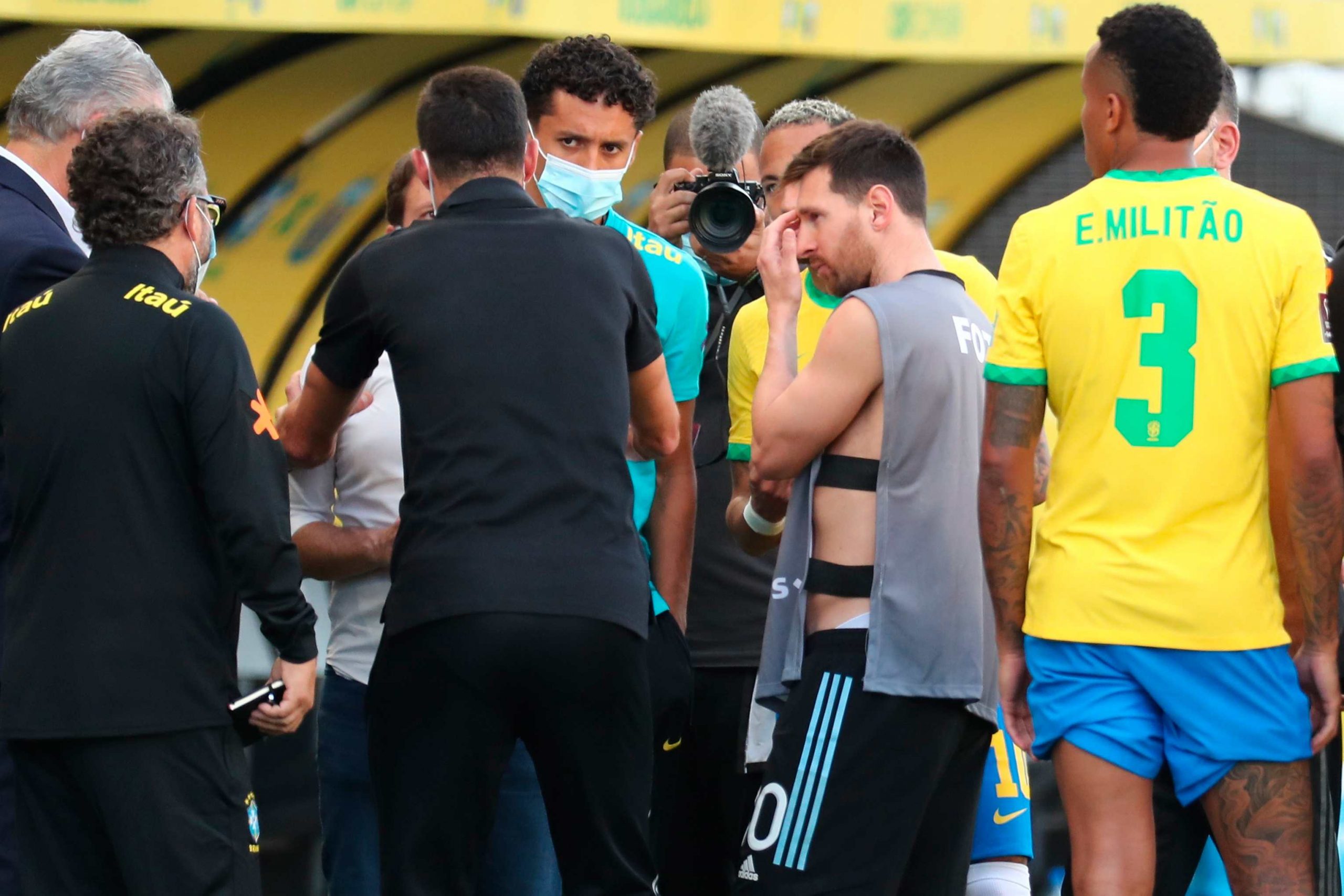 ¿Qué discutieron Messi, Neymar, Scaloni y Tite con el técnico de la selección brasileña durante la suspensión del partido?  – Prensa Libre